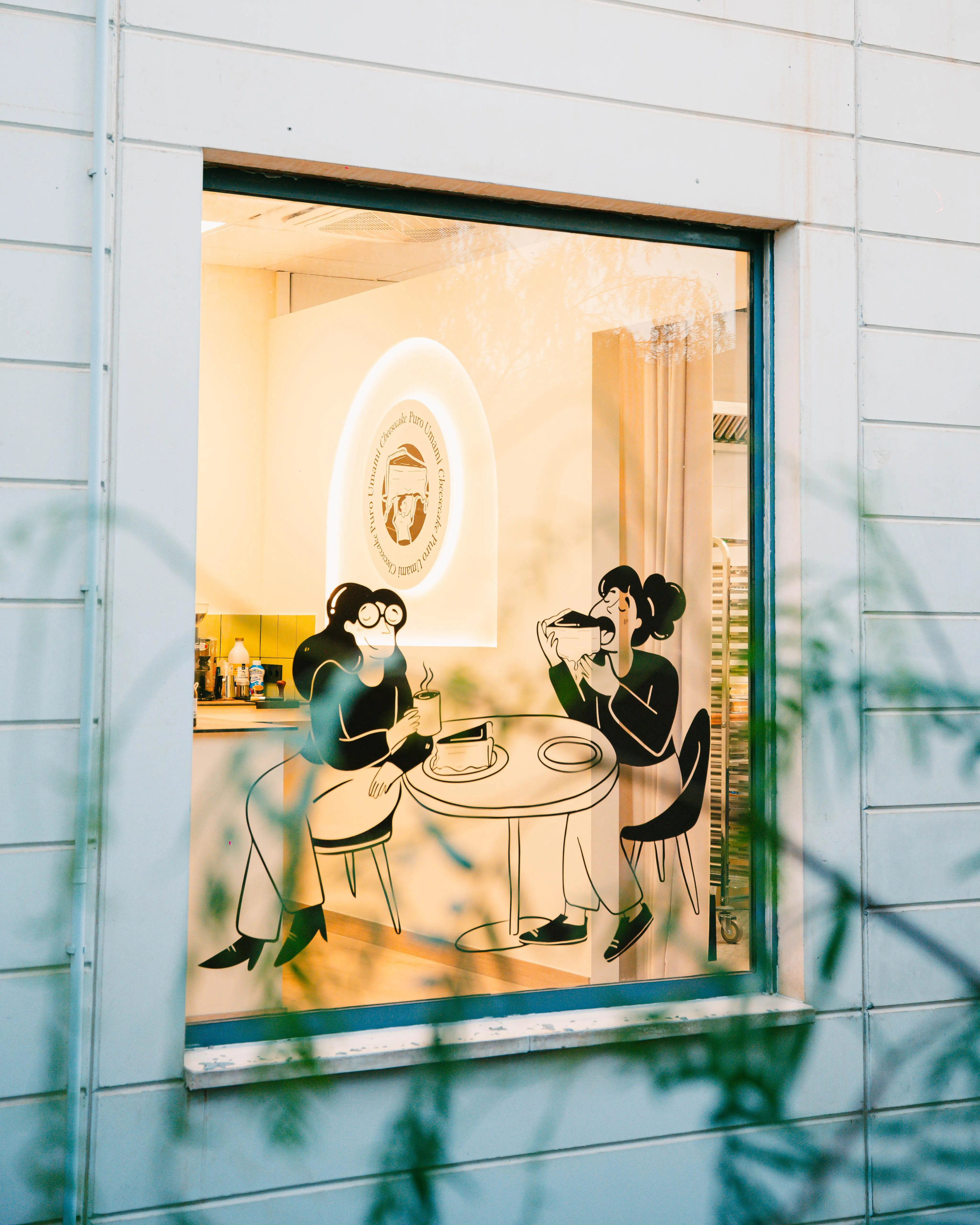Fachada del local Puro Umami con ilustración en cristalera